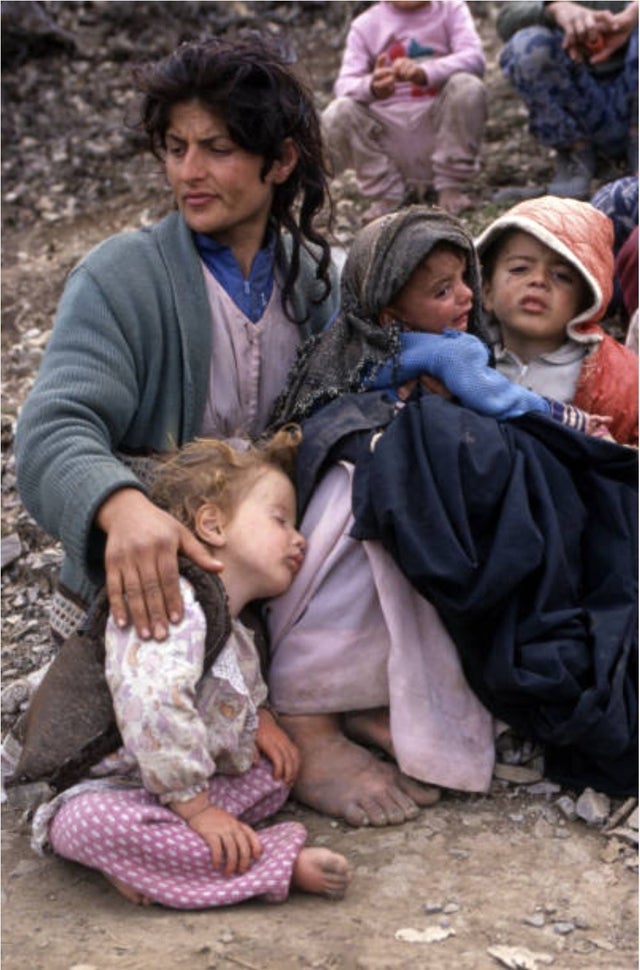 Mãe curda e seus três filhos escondidos nas montanhas após escaparem de Saddam Hussein. Milhares de curdos fugiram após a primeira Guerra do Golfo, em 1991.