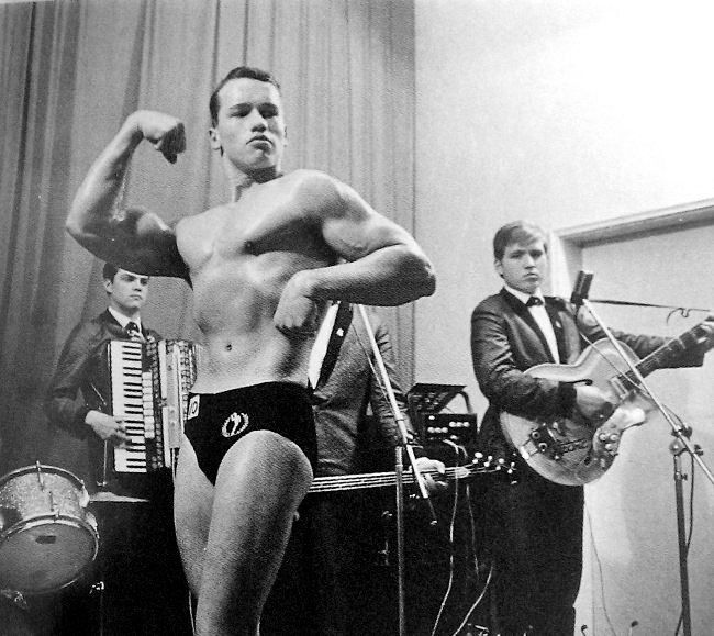Arnold Schwarzenegger, aos 16 anos, na sua primeira competição de musculação.