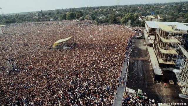 Bruce Springsteen se apresenta para 500 mil pessoas em Berlim Oriental, 1988.