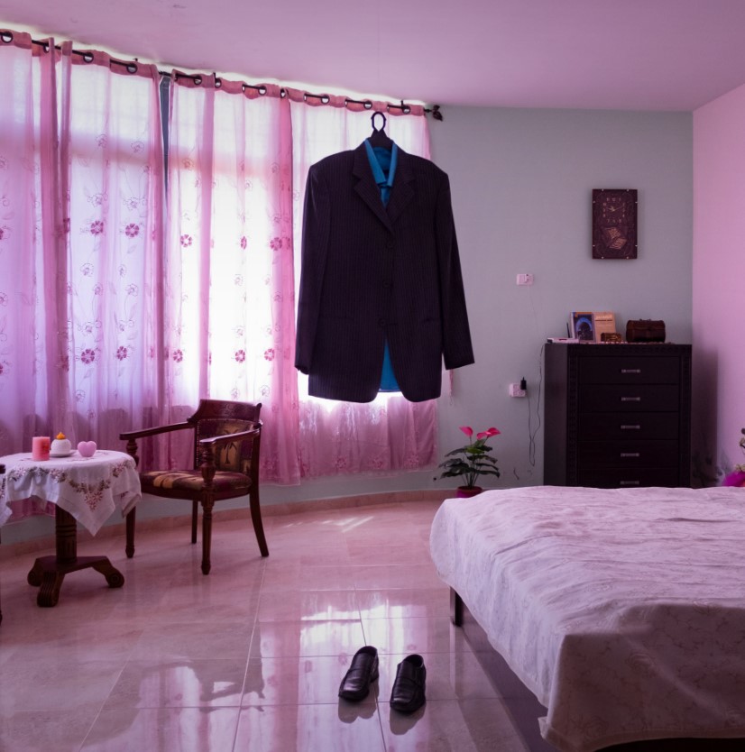 O terno de Nael al-Barghouthi continua pendurado em seu quarto. Sua esposa mantém todas as roupas e pertences dele no lugar. Nael foi preso em 1978 após uma operação de comando anti-Israel. Ele foi libertado em 2011, casou-se, mas foi preso novamente em 2014 e condenado à prisão perpétua.
