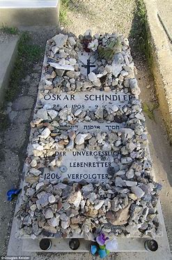 Cemitério de Oskar Shindler (1908 - 1974), em Jerusalém, por volta de 1980. Ele ficou conhecido por salvar 1200 judeus da 