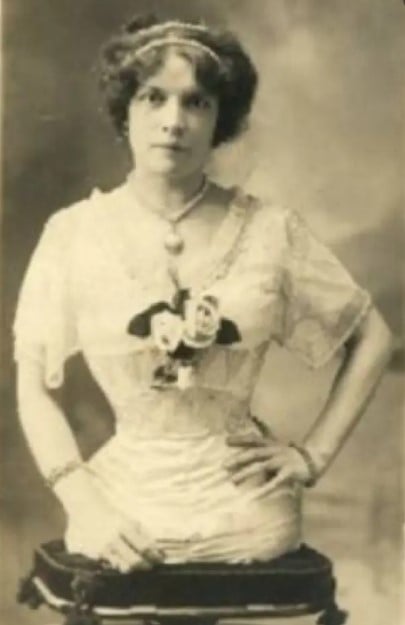 Nasceu em Basiléia, Suíça, em 1884, Gabrielle Fuller aderiu ao circo na Exposição de Paris, em 1900. Apesar de sua deficiência, ela foi casada por duas vezes. Ela era perfeitamente formada na parte superior do corpo, mas não tinha a parte inferior dele.