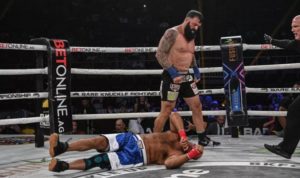 Lutador morre após ser nocauteado em evento de boxe sem luvas; veja vídeo