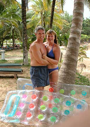 Em 13 de janeiro de 2005, os corpos dos canadenses John e Jackie Knill foram descobertos em um resort na praia da Tailândia. Eles fizeram parte dos muitos mortos, vítimas do tsunami ocorrido em 26 de dezembro de 2004. As fotos acima só foram descobertas porque, semanas após o acontecimento, um homem que estava trabalhando na praia e encontrou uma câmera danificada, porém com o cartão de memória intacto. Após fazer o download das imagens, ele descobriu momentos de lazer do casal que passava férias na praia e também alguns cliques de uma enorme onda que se aproximava da costa. As fotos mostravam a onda cada vez mais próxima e a última foto, registrada às 08:30 de 26 de dezembro, registrou a possível causa da morte dos dois.