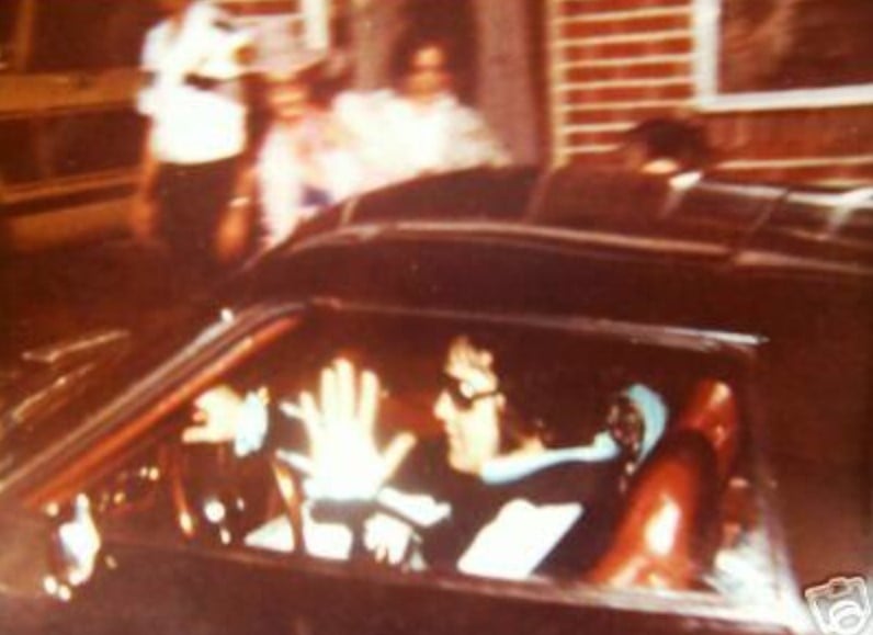 A última foto de Elvis foi tirada no dia 16 de agosto de 1977, horas antes dele ser encontrado morto no banheiro de sua casa. Naquela tarde, ele foi fotografado chegando de uma noitada. De acordo com o médico investigador, Elvis teria tropeçado ou rastejado vários metros antes de morrer.