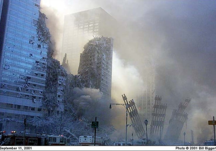 Bill Biggart foi uma das vítimas do ataque às torres do World Trade Center. Fotógrafo profissional, Bill estava cobrindo os atentados, quando foi atingido pelos escombros do WTC. Após quatro dias seu corpo foi encontrado e seus bens, incluindo a máquina fotográfica, foram devolvidos à sua esposa. Um amigo seu percebeu que, embora estivesse parcialmente destruída, o cartão de memória estava intacto. Nele foram encontradas cerca de 150 fotos, incluindo sua última foto, registrada às 10:28, momento em que ele foi atingido.