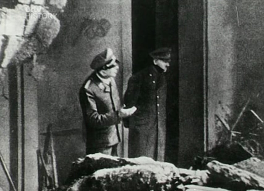 Esta é a última foto de Hitler que se tem notícia. Nela, o ditador avalia os danos causados pelas bombas, na entrada de Berlim. Com a Alemanha em ruínas e com a derrota iminente, Hitler resolve tirar sua própria vida. Em 30 de abril de 1945, ele consumiu cianeto e deu um tiro na própria cabeça. A sugestão de suicídio foi dada pelo seu médico particular.