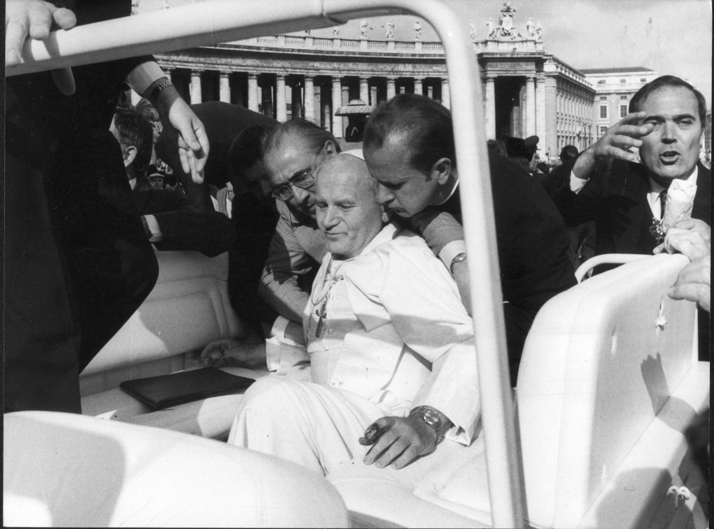 Papa João Paulo II imediatamente após ser baleado na Praça de São Pedro, na Cidade do Vaticano, em 1981. O Papa mais tarde perdoou o atirador, Mehmet Ali Agca, e pediu o perdão de sua prisão perpétua.