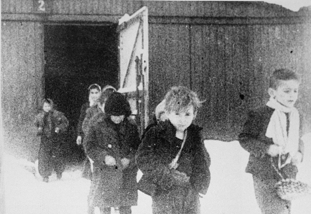 Sobreviventes saem do quartel infantil de Auschwitz, 27 de janeiro de 1945.