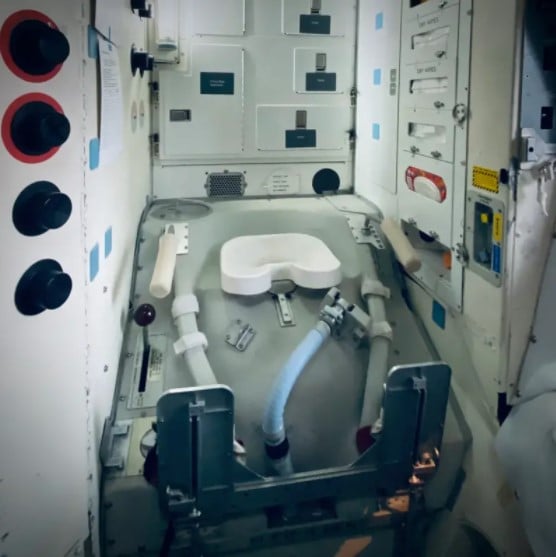 É assim que se parece o banheiro da Estação Espacial Internacional. O banhiero está cheio de apoios para as mãos e pés, para que os astronautas façam suas necessidades de maneira segura. Para fazer xixi, eles podem sentar ou ficar de pé e, em seguida, segurar o funil e a mangueira firmemente contra a pele para que não vaze.