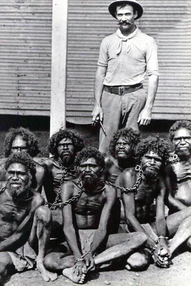 Aborígenes cativos e acorrentados, início de 1902, na prisão de Wyndham, Austrália.