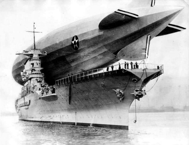 Dirigível USS Los Angeles pousa no USS Saratoga, janeiro de 1928.