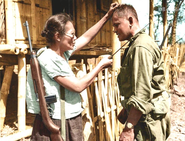 Nieve Fernandez, a única comandante guerrilheira filipina que se tem notícia, mostra a um soldado norte-americano como ela usou seu facão para matar silenciosamente soldados japoneses durante ocupação da ilha de Layete - 1944.