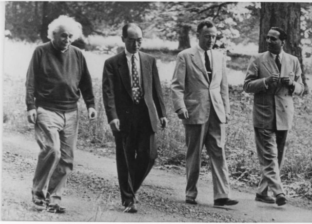 Quatro físicos dando um passeio. Da esquerda para a direita: Albert Einstein, Hideki Yukawa, John Wheeler e Homi Bhabha - 1954.