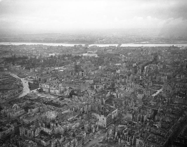 Com 1,3 milhão de habitantes, Varsóvia foi classificada como a sétima maior cidade da Europa, à frente de Roma ou Madrid. Após a Revolta de Varsóvia, de 1944, os líderes nazistas alemães, enfurecidos, decidiram destruir a cidade como retaliação. Em janeiro de 1945, entre 85% e 90% dos prédios foram completamente destruídos - 1944.