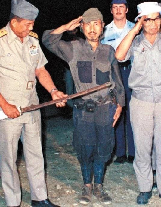 Hiroo Onoda - soldado imperial japonês que se escondeu na selva filipina por quase 30 anos após o fim da Segunda Guerra Mundial - 11 de março de 1974.