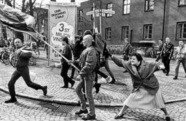 Uma mulher agredindo um neo-nazista com sua bolsa em Vaxjö - Suécia - 1985.