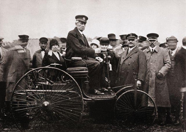 Carl Benz a bordo do Benz Patent Motor Car, modelo número 1 do primeiros automóvel movido a gás.