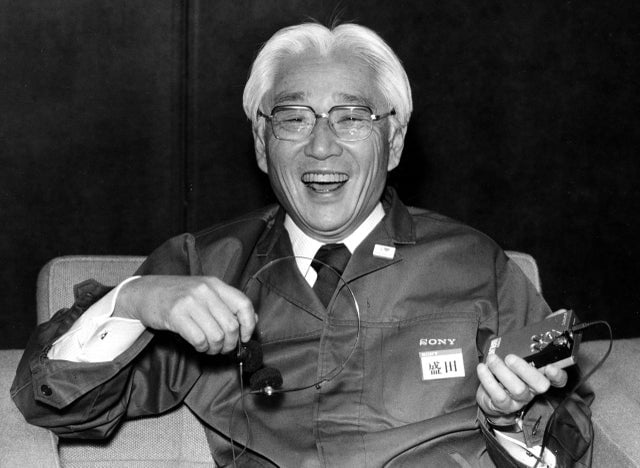 Presidente da Sony Corp, Akio Morita, rindo durante reunião em que exibe um walkman em Tóquio, Japão, 2 de fevereiro de 1982. Em 1989, mais de 100 milhões de walkmans seriam vendidos em todo o mundo.