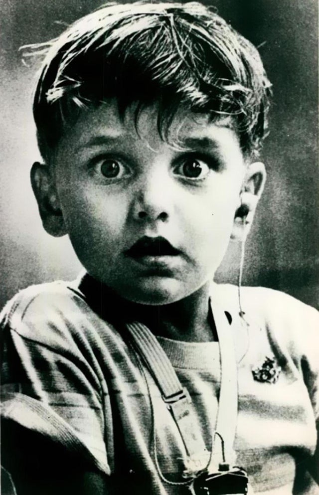 Harold Whittles nasceu surdo. Esta foto registra o exato momento em que escutou algum som pela primeira vez, em 1963.