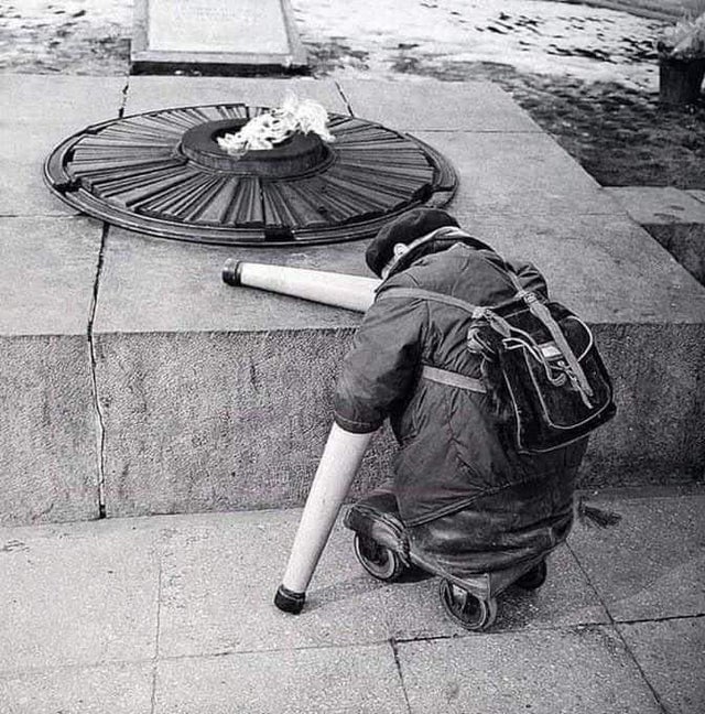 Veterano de guerra soviético ao lado da Chama Eterna - símbolo da vitória na grande guerra patriótica na Rússia, no aniversário do Dia da Vitória, 1966.