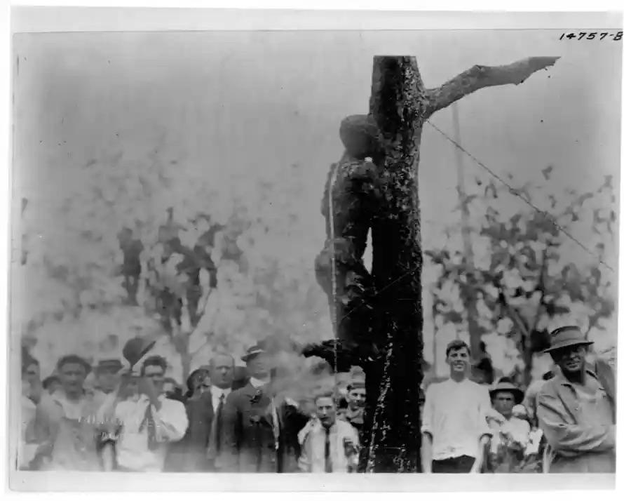O linchamento de Jesse Washington, um agricultor de 17 anos, que foi torturado e queimado vivo na frente de milhares de espectadores em Waco, Texas, 15 de maio de 1916.