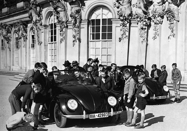 Primeira geração do Volkswagen Fusca chamando atenção de algumas crianças em Potsdam, 1938.