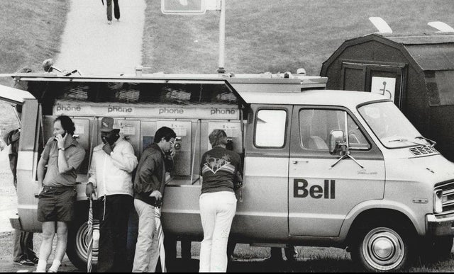 Era assim que as pessoas em Toronto, no Canadá, se viravam para falar ao telefone quando não estavam em casa, em 1983.