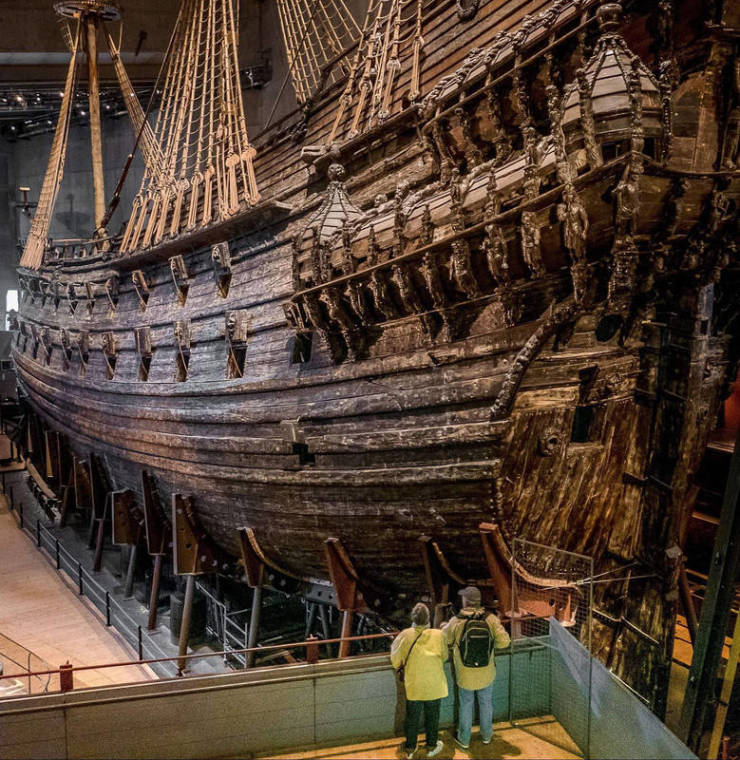 O navio de guerra sueco Vasa afundou em 1628 a menos de uma milha em sua viagem inaugural e foi recuperado do fundo do mar após 333 anos quase que completamente intacto. Ele agora está abrigado no Museu Vasa, em Estocolmo, e é o navio do século 17 mais bem preservado do mundo.