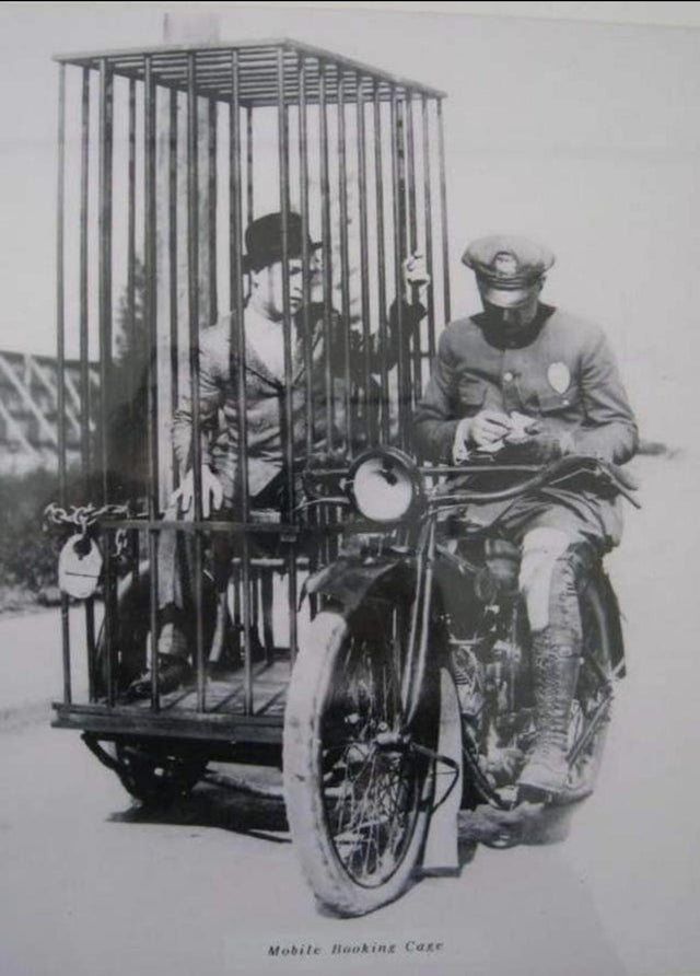 Policial transportando um detento dentro de uma espécie de jaula para motocicletas - 1921.