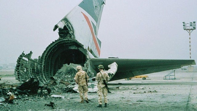 Boeing 747-136 destruído. Em 2 de agosto de 1990, o vôo 149 da BA pousou para uma escala de rotina no Kuait, sem saber da invação iraquiana. Incapazes de retomar a viagem, todos os 385 ocupantes foram mantidos como reféns pelo Exército iraquiano, com alguns detidos até dezembro de 1990. O avião foi destruído a mando do governo britânico, após libertação dos reféns.