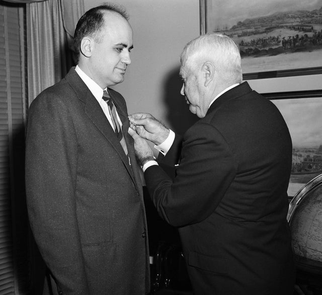 Em 18 de abril de 1957, Dr. Maurice Hilleman recebeu o distinto prêmio de serviço civil no Pentágono por salvar milhões de vidas por meio do desenvolvimento de vacinas contra sarampo, caxumba, hepatite, varicela, clamídia e muitas outras, apesar de receber cartas de ódio e ameaças de morte.