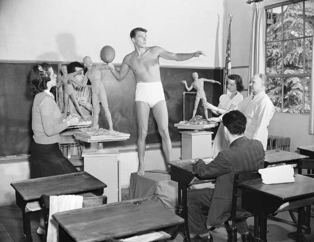 Ronald Reagan, ex-presidente dos EUA, posa para uma aula de escultura na University of Southern California, em 1940. Ele foi escolhido como exemplo de físico masculino ideal pelos departamentos de belas artes da escola.