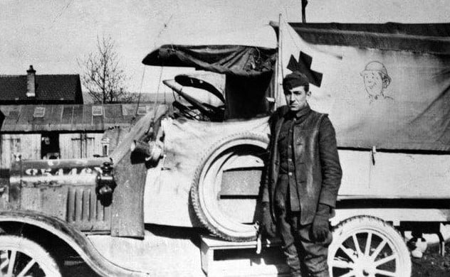 Walt Disney como motorista de ambulância da Cruz Vermelha, na França, após a Primeira Guerra Mundia, 1919.