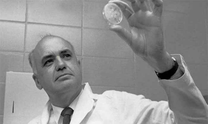 Este homem é um herói. Chama-se Maurice Hilleman, desenvolvedor de vacinas contra sarampo, caxumba, hepatite A, hepatite B, varicela, meningite, pneumonia e Haemophilus influenzae, entre outras. Ele salvou mais vidas do que qualquer outro cientista durante o século XX.