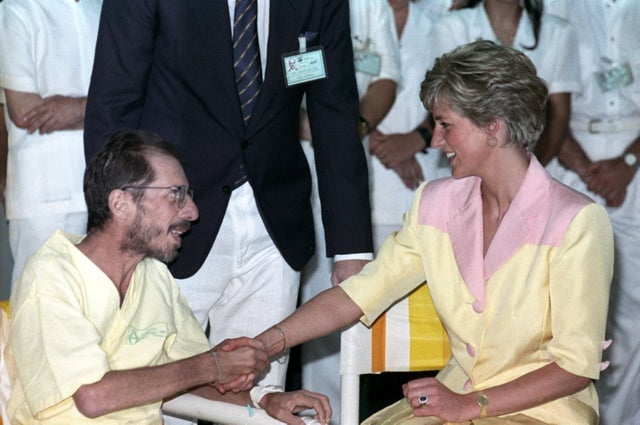 Para o Dia Mundial de combate à AIDS, Lady Diana ajudou a quebrar o estigma do contato físico com pacientes portadores da doença.
