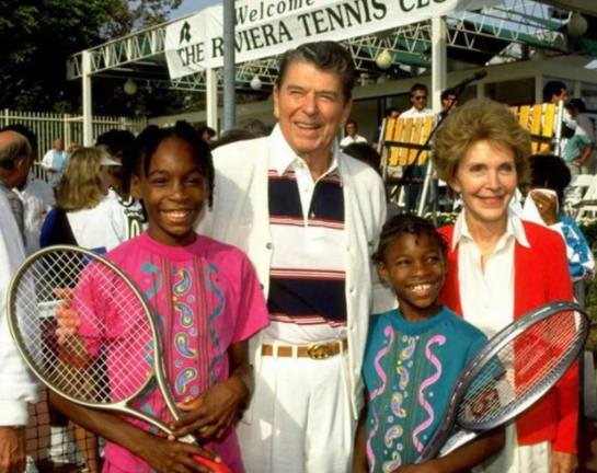 Ronald e Nancy Reagan conhecem as jovens promessas do tênia, Serena e Venus Williams, em 1990.