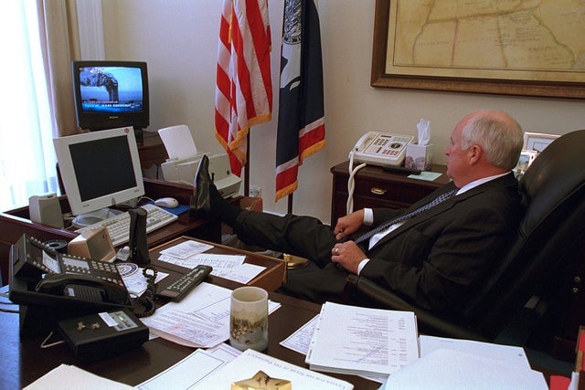Ex-vice-presidente Dick Cheney assistindo à cobertura jornalística dos ataques terroristas de 11 de setembro de 2001, em uma TV no seu escritório, na Casa Branca.