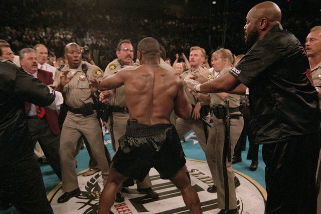 Polícia de Las Vegas enfrentando Mike Tyson após ele ter arrancado o pedaço da orelha de Holyfield com uma mordida - 1996.