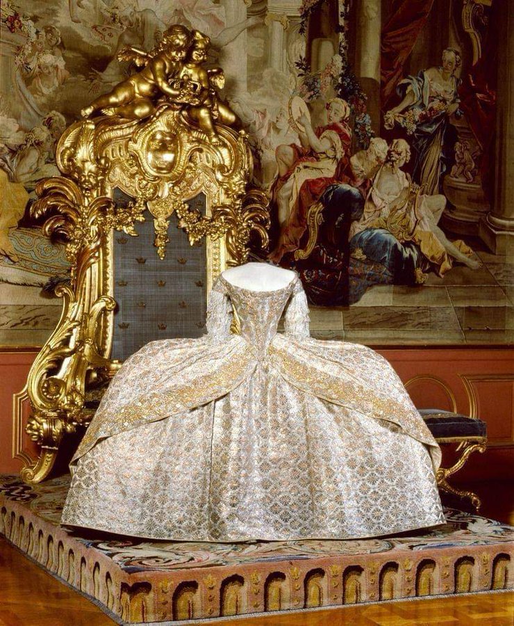Vestido da imperatriz russa Elizabeth Petrovna. Ela possuía 15 mil deles no seu guarda-roupa - primeira metade do século 18