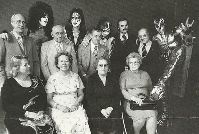 Banda Kiss com seus pais, em 1976