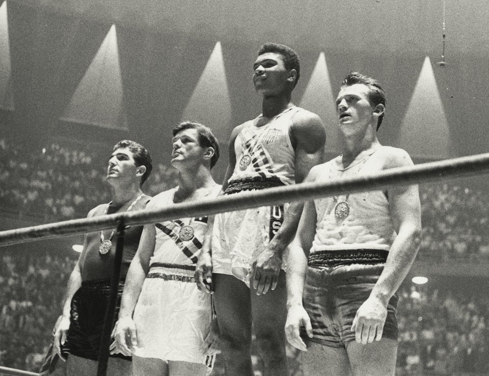 Muhhamad Ali, então conhecido como Cassius Clay, recebe medalha de ouro no boxe da Olimpíada de Roma - 1960
