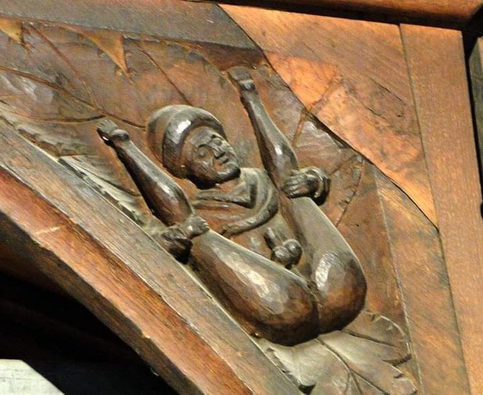 Há 800 anos, na Igreja de Todos os Santos, em Hereford, Inglaterra, um carpinteiro habilidoso esculpiu essa peça no alto do telhado escuro, onde ninguém tinha acesso. Cinco anos atrás, precisaram construir um andar extra com iluminação forte para um restaurante