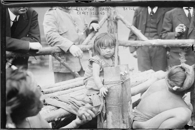Criança filipina e sua família dentro de um zoológico humano em Nova York (Coney Island), EUA, 1906