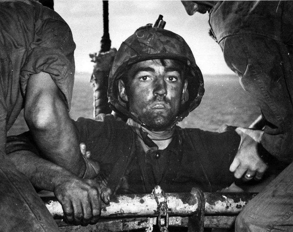 Icônica foto mostrando um exausto soldado norte-americano Theodore J. Miller, em fevereiro de 1944, após dois dias de constantes combates na Batalha de Eniwetok. Miller seria morto em um tiroteio durante a invasão do Atol de Ebon, um mês após a foto, em 24 de março de 1944.