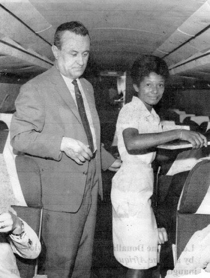 Léopoldine Doualla-Bell Smith, a primeira comissária de bordo negra do mundo, em um de seus primeiros voos, por volta de 1957 - 1960.