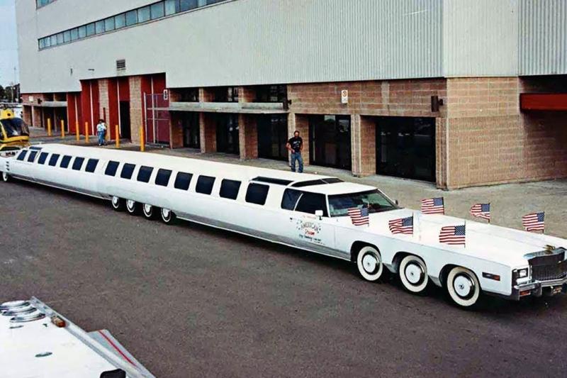 De acordo com o Guinness, este é o mais longo automóvel do mundo. Ele tinha mais de 30 metros de comprimento, precisava de 26 rodas e dois motores V8. Tinha até heliporto.