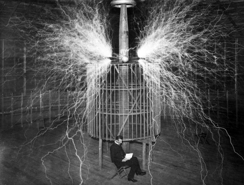 Nikola Tesla sentado em seu laboratório em Colorado Springs, 1899.