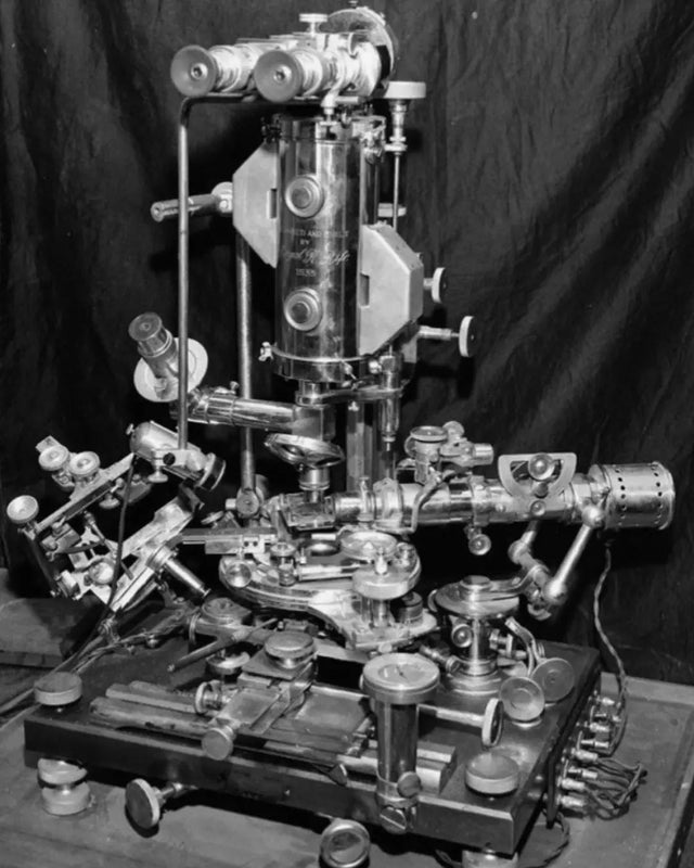 Microscópio de Royal Rife, o mais poderoso de sua época, por volta de 1930.