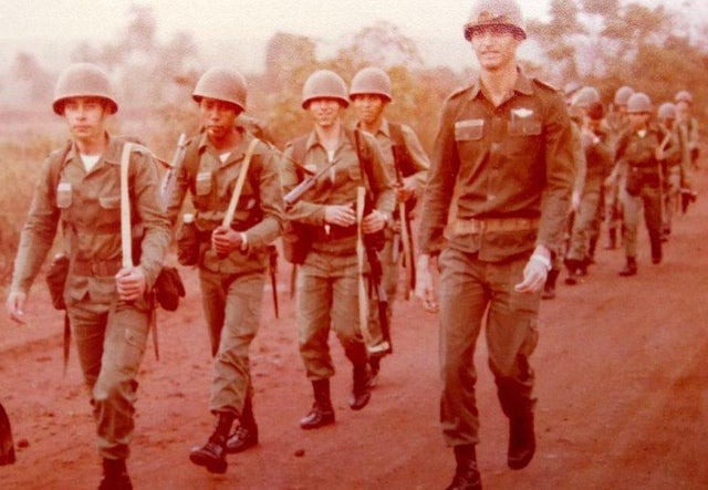 O então capitão Jair Bolsonaro (à direita) durante marcha no estado do Mato Grosso do Sul, em 1980.